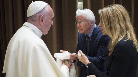 Papst Franziskus mit dem Schauspieler Richard Gere und dessen Freundin / © L'osservatore Romano / Handout (dpa)