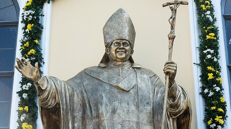 Ein Denkmal für Papst Benedikt XVI.  / © Matthias Balk (dpa)