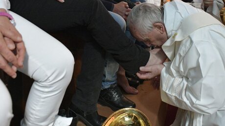 Am Gründonnerstag hat Papst Franziskus Ex-Mafiosi die Füße gewaschen. / © L'Osservatore Romano/AP/ (dpa)