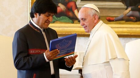 Papst Franziskus und Evo Morales während einer Privataudienz am 6.9.13 (KNA)