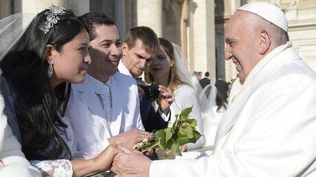Franziskus segnet ein Brautpaar / © Osservatore Romano (dpa)