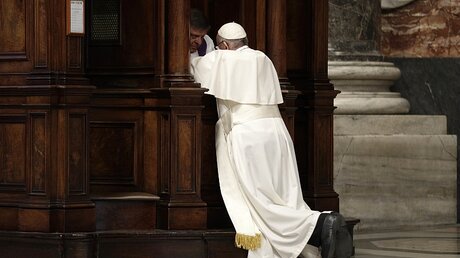 Ein Geistlicher nimmt dem Papst die Beichte ab / © Andrew Medichini (dpa)