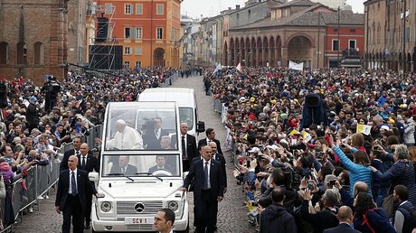 Papst Franziskus kommt am 02.04.2017 in Carpi (Italien) zu einem Gottesdienst und winkt den Gläubigen. / © Antonio Calanni (dpa)