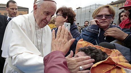 Papst Franziskus segnet Gläubige / © Serena Campanini (dpa)
