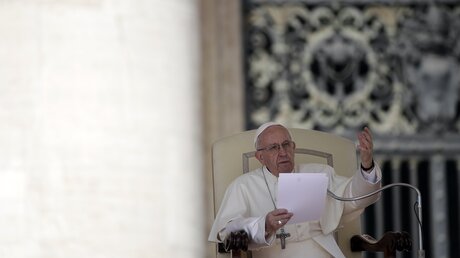 Papst Franziskus auf dem Petersplatz / © Alessandra Tarantino (dpa)