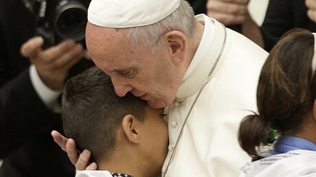 Franziskus empfängt Kinder mit der Huntington-Krankheit / © Andrew Medichini (dpa)