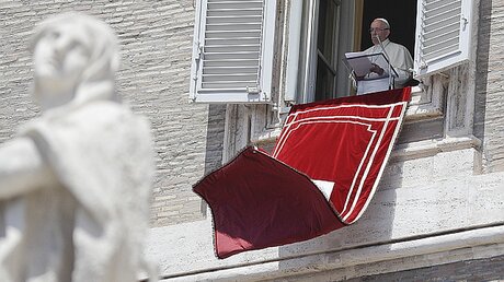 Papst Franziskus spricht zu den Gläubigen auf dem Petersplatz / © Gregorio Borgia (dpa)