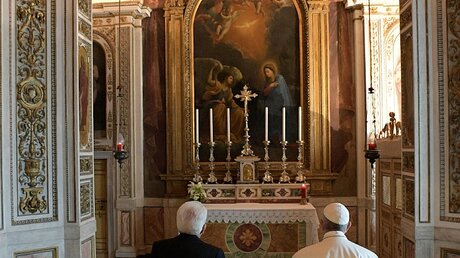 Ital. Staatspräsident Mattarella und Papst Franziskus beten in der Annunziata-Kapelle im Quirinalspalast / © Uncredited/L'Osservatore Romano (dpa)