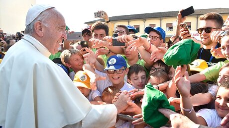 Papst Franziskus begrüßt Kinder in Bozzolo / © Osservatore Romano (KNA)