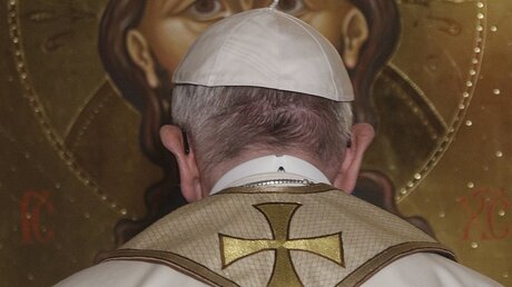 Papst Franziskus betete bereits in der anglikanischen Allerheiligen Kirche in Rom / © Gregorio Borgia/AP (dpa)
