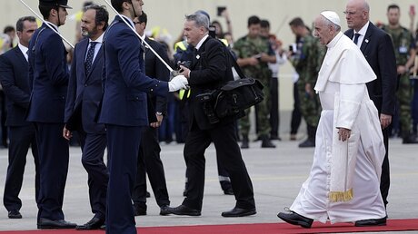 Papst Franziskus kommt auf dem Luftwaffenstützpunkt in Monte Real (Portugal) an. / © Alessandra Tarantino (dpa)