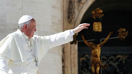 Papst Franziskus begrüßt Gläubige / © Frustaci (dpa)