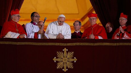 Gut vier Jahre her: Papst Franziskus das erste Mal auf dem Balkon des Petersdoms / © Paul Haring (KNA)