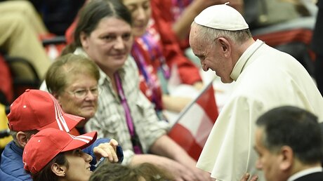 Papst Franziskus kümmert sich um die Armen / © Cristian Gennari (KNA)