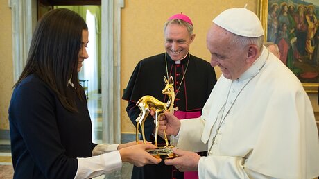 Papst Franziskus erhält "Bambi"  / © Osservatore Romano (KNA)