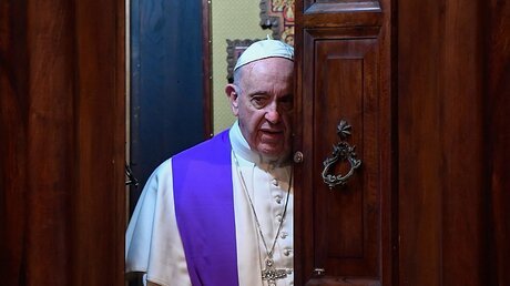 Papst Franziskus im Beichtstuhl / © Osservatore Romano (KNA)