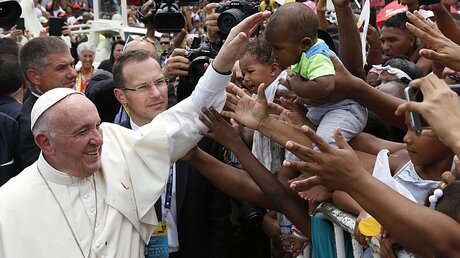 Papst Franziskus begrüßt die Menschen in Cartagena / © Paul Haring (KNA)