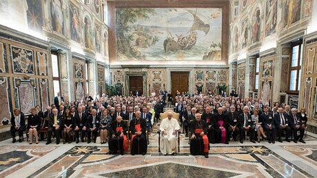 Papst Franziskus bei einer Konferenz der Päpstlichen Stiftung "Centesimus Annus - Pro Pontifice" / © Osservatore Romano (KNA)