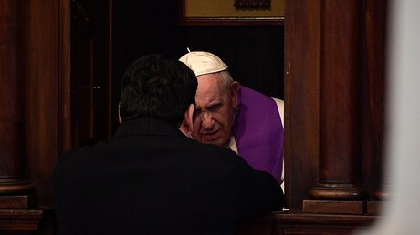 Papst Franziskus nimmt Priester Beichte ab  / © Osservatore Romano (KNA)