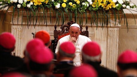 Papst mit Bischöfen / © Paul Haring (KNA)