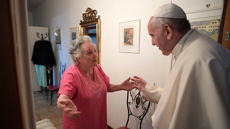 Diese alte Dame hatte nicht Papst Franziskus, sondern den üblichen Priester erwartet / © Osservatore Romano (KNA)