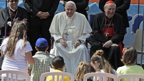Papst Franziskus spricht vor Kindern über seine Fußballerkarriere  / © Alessandra Tarantino (dpa)
