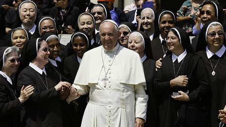 Papst Franziskus mit einer Gruppe Ordensschwestern / © Paul Haring (KNA)
