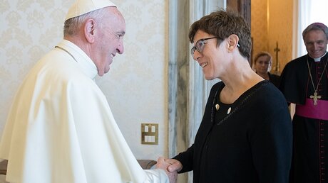 War auch schon beim Papst: Annegret Kramp-Karrenbauer / © Osservatore Romano (KNA)