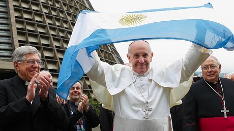 Papst Franziskus mit Argentinienfahne / © Paul Haring (KNA)