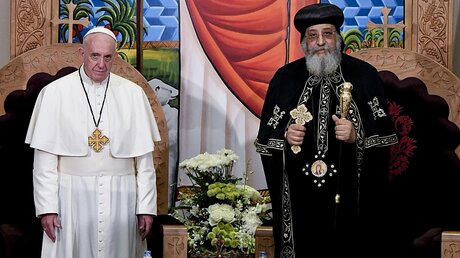 Franziskus mit dem Papst der koptischen Christen, Tawadros II. / © Ciro Fusco (dpa)