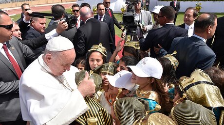 Persönliche Begrüßung vom Papst / © L'Osservatore Romano/AP (dpa)