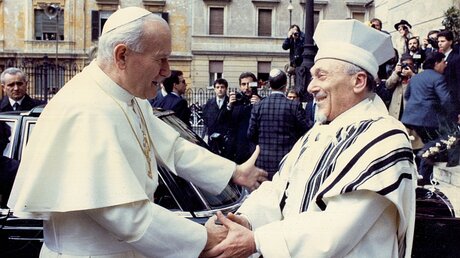 Historische Begegnung 1986: Papst Johannes Paul II. und Rabbi Elio Toaff / © Romano Siciliani (KNA)