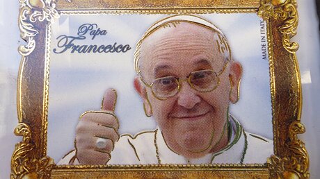 Kühlschrankmagnet mit Papst Franziskus (KNA)