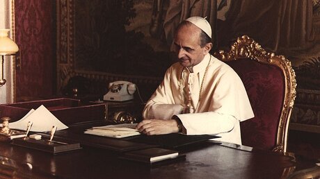 Papst Paul VI. an seinem Schreibtisch / © N.N. (KNA)