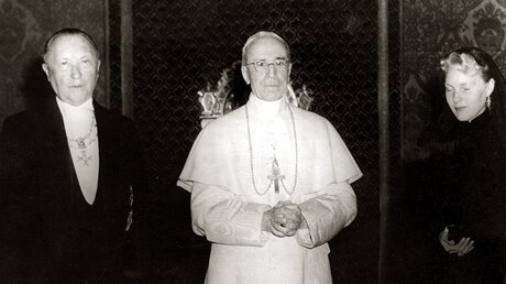 Papst Pius XII. empfängt im März 1957 Bundeskanzler Konrad Adenauer mit seiner Ehefrau / © N.N. (KNA)