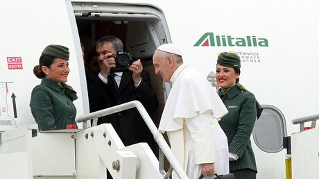 Papst Franziskus besteigt auf dem Flughafen Rom Fiumicino ein Flugzeug der Alitalia. / © Telenews (dpa)