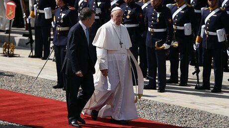 Präsident Santos empfängt Papst Franziskus / © Claudia Contreras (dpa)