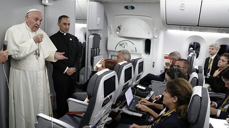 Archivbild: Papst Franziskus mit Journalisten im Flugzeug / © Andrew Medichini (dpa)