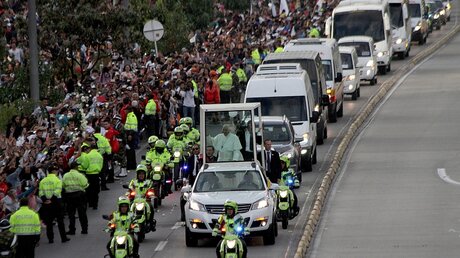 Papstreise in Kolumbien: Franziskus begrüßt Menschen am Straßenrand  / ©  Felipe Caicedo (dpa)