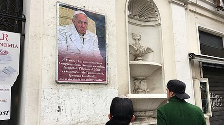 Papstkritisches Plakat in Rom / © Paul Haring (KNA)
