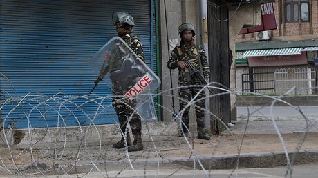 Paramilitärische Soldaten bewachen eine Straße während einer Ausgangssperre in der Region Kaschmir. / © Dar Yasin (dpa)