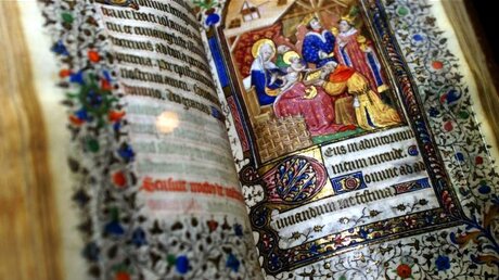  Pariser Stundenbuch um 1430-1440, Die Drei Könige huldigen Christus (KNA)