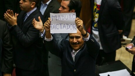 Oppositioneller Politiker Luis Silva während einer Debatte im Parlament, 2016 / © Cristian Hernández (dpa)