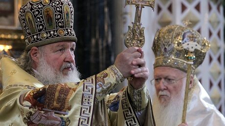 Hier noch vereint, aber nicht auf dem Konzil: Der russische Patriarch Kyrill (l.) wird nicht dabei sein. Der Partiarch von Konstantinople Bartholomaios I.dagegen schon.  / © Sergei Chirikov (dpa)