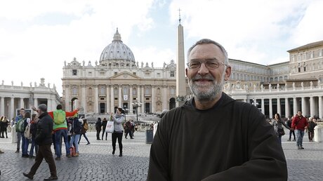 Bruder Paulus Terwitte vor dem Petersdom / © Romano Siciliani (KNA)
