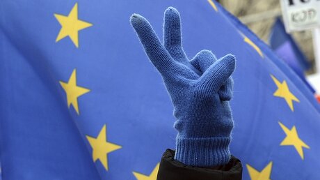"Peace-Zeichen" vor der Flagge Europas / © Alik Keplicz (dpa)