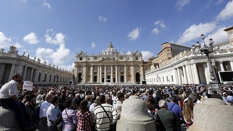 Petersplatz in Rom während des Angelus-Gebetes / © Giuseppe Lami (dpa)
