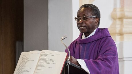 Pfarrer Olivier Ndjimbi-Tshiende / © Stefan Rossmann (dpa)