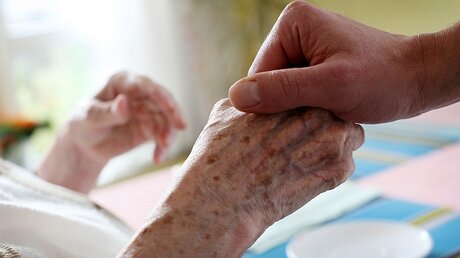Pflege ist für viele alte Menschen zu teuer / © Oliver Berg (dpa)