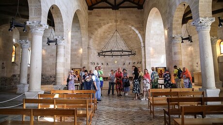  Pilger besichtigen am 25. September 2017 die Brotvermehrungskirche des Benediktinerklosters Tabgha (Israel).  / © Corinna Kern (KNA)